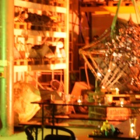 Montagehalle-mit-Lichtinstallation