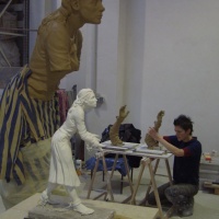 Künstlerin bei der Modelierarbeit einer Wachshand