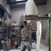 Formbau Heike Zappe – Mann begutachtet Skulptur