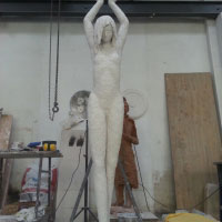 skulptur-haelt-mondförmige-figur