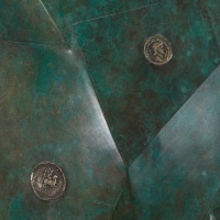 Patinierung – Münzen mit smaragdgrünem Hintergrund aus Bronze