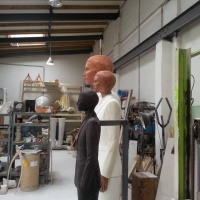 Verschieden große Skulpturen in Werkstatt