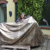 4-mitarbeiterin-tonja-mit-fertig-ziseliertem-motorradcover