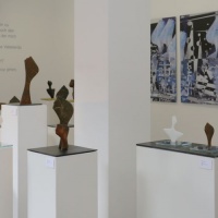 heidrun-feistner-engel-der-geschichte-blick-in-den-ausstellungsraum-der-gießerei-und-galerie-flierl-foto-jean-molitor